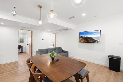 Modern Getaway in the Heart of LA near USC, Private room with share Living room and kitchen