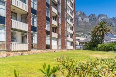 Beachfront apartment with Jacuzzi-Camps Bay