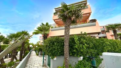 Trilocale fronte mare in residence con piscina a Marcelli - M079
