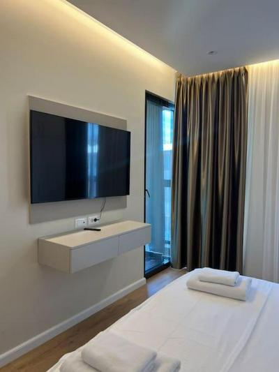Modern New Apartment near Lake