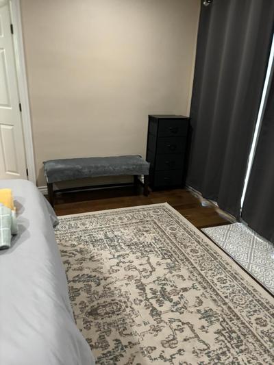 Large en suite room, walk to UCLA, free parking available with notice