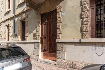 -Near Arena & Parking - Pet Friendly Historical Arena Palace