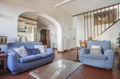 Bright Last-Floor Apartment with Terrace