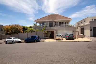 Comfortable & Spacious 5 Bed Home in Ave Normandie