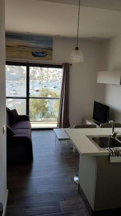 Modern,1 bedroom Seafront apt in St Paul's Bay 3