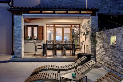 Villa Solis - new private pool villa, 4 bedrooms, near Pula & beaches
