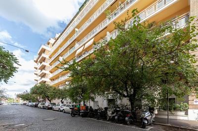 Hostly-Wood and Colors Rome Midtown-Just 7min to Colosseum