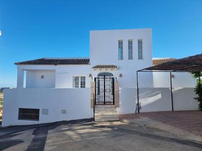 Casa amplia, piscina privada, 4 dormitorios y playa cercana