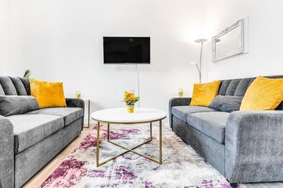 LUX Kensington 2BR Apt with AC - sleeps up to 9