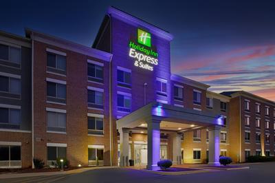 Holiday Inn Express & Suites Milwaukee NW - Park Place by IHG