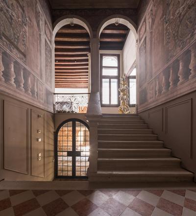 Noble Floor Art Apartment R&R