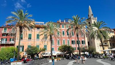 "Pini House", inside a Private Park, shared Pool, Tennis court with rackets, AC, Parking next home and Parking in Lerici!