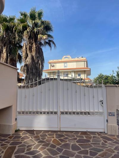 Home with parking near the Airport and beach
