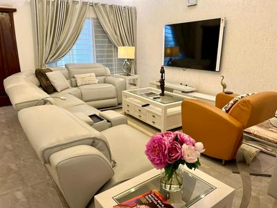 THE AFRICAN PALACE- Free Airport Pick up - High Speed Starlink WiFi - Car Rental