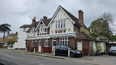 Place to Stay in Thames Ditton