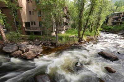 Designer 2 BR on River with Pool - Walk to Town!