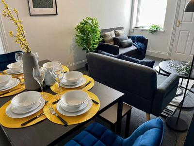Cozy 2-Bed Apartment Sleeps 4 Free Parking