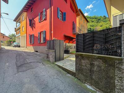 Villa PERLA ROSSA a due passi dal lago
