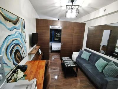 Makati Luxury, Chic 1BR with City Views, Pool, Shops and Restaurants