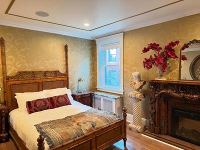 Chateau Connelsville Renaissance Era Suite