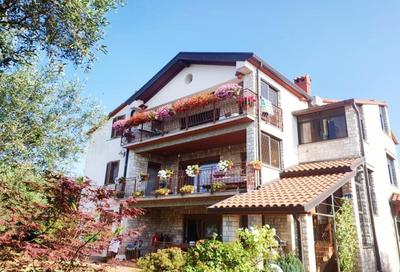Renovierte Wohnung in Zambratija mit Großem Garten
