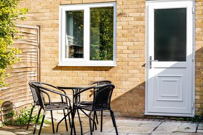 Bright 2BR Aylesbury Home, Sleeps 4, Parking, Work, Leisure, Friendly