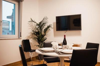 SweetHome Ampio bilocale in centro con parcheggio gratuito coperto vicino a stazione Como-Milano