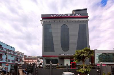 Super Townhouse Function Inn Near Chaudhary Charan Singh International Airport