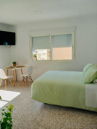 Estudio en Jerez centro con nevera y microondas