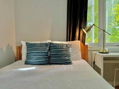 Free parking cozy bedroom with shared bathroom