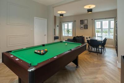 Modern 4 Bed House with Pool Table