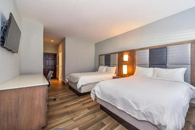 Hidden Haven II - Large Studio Near Beach