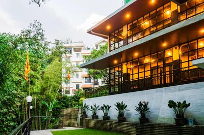 Sparrow Cherry Resort 2 min walk To MG Marg