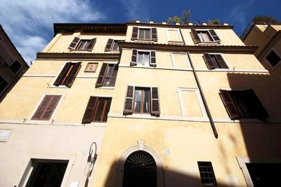 Coliseum cozy flat