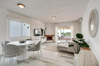 Ultimate Rentals - Coastal Escape - Apartment w Terrace & Sea View