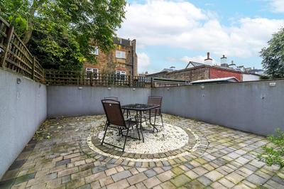 Stylish Flat with a Private Garden In Paddington
