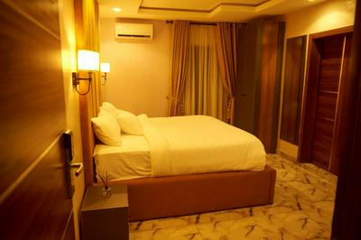 Oyins Resort - Golden Hive Hotel