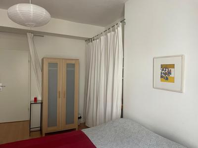 Vaste chambre au centre ville, à 2 minutes du Lac
