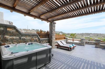 The George Lux Suite with Jacuzzi