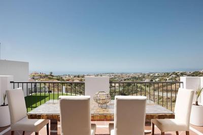 Lovely two bedroom apartment with panoramic sea views
