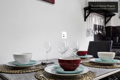 WEEKLY OR MONTHLY STAYS, London, Stepney Green, 2Bedroom Apt, Sleeps 6, Servcied Apartment By Maison Christo Property Short Lets & Serviced Accomdation