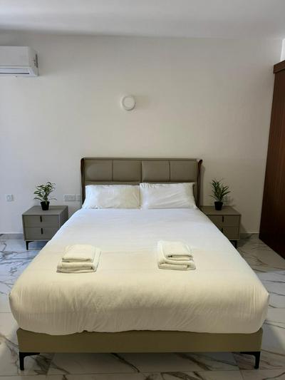Modern 2-Bedroom Apartment with Terrace - by HostMT
