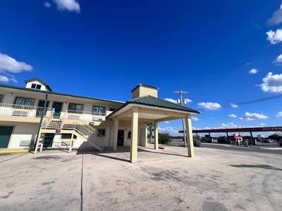 OYO Garden Inn and Suites Pearsall I-35 East