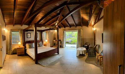 Cinnamon Room Four-Poster Bed, Freestanding Bath, Walk-In Shower & Infinity Pool