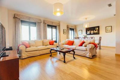 Duplex with terrace- 5Bd 3Bth- Center