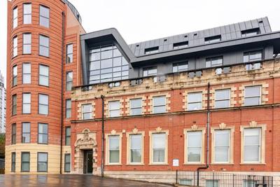 Luxury 2-Bedroom Penthouse with Stunning Views and Parking - Leeds City Centre