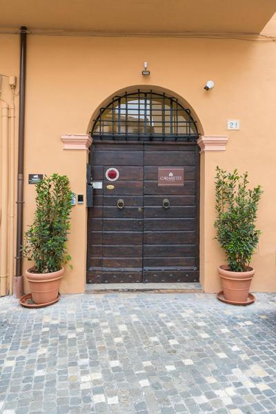 Casaretti Affittacamere - In centro a Foligno, con parcheggio e ampio bagno in camera