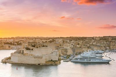 Authentic Maltese Boutique Holiday Home with Rooftop Pool - Moon Townhouse - Iconic Views of Valletta and Grand Harbour