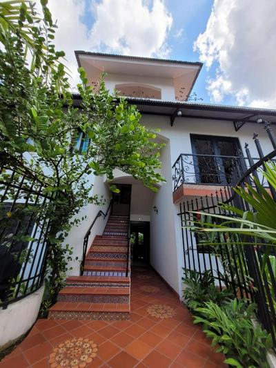 Casa Enayati - En-Suite Private Rooms