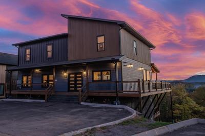 Luxury 12-Bedroom Cabin with Indoor Pool, Hot tub & Movie Theater, Sleeps 36